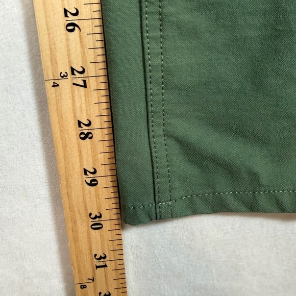 Vineyard Vines 32W 30L On The Go OTG Performance Olive Green Lightweight Chinos - Picture 10 of 11